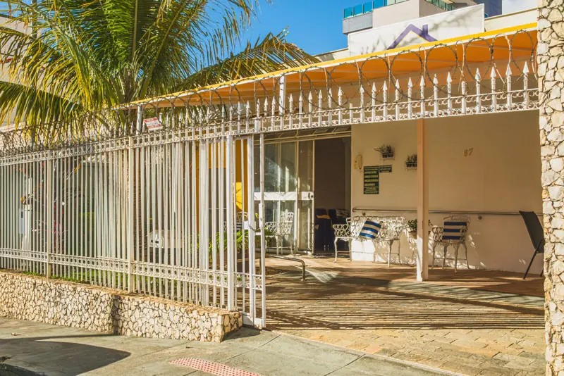 Fachada da unidade Calafate/Prado, na Rua Rio Negro, com gradil branco e toldo