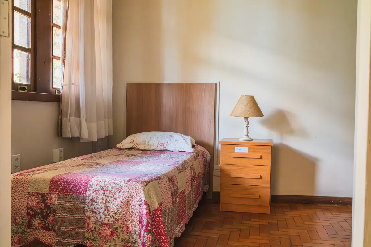 Quarto arrumado para hospedagem temporária