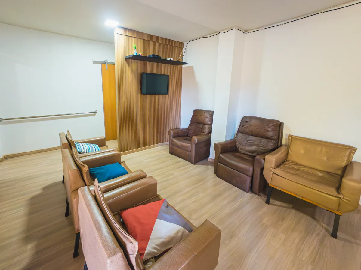 Sala de estar com poltronas do Recanto Melhor Idade