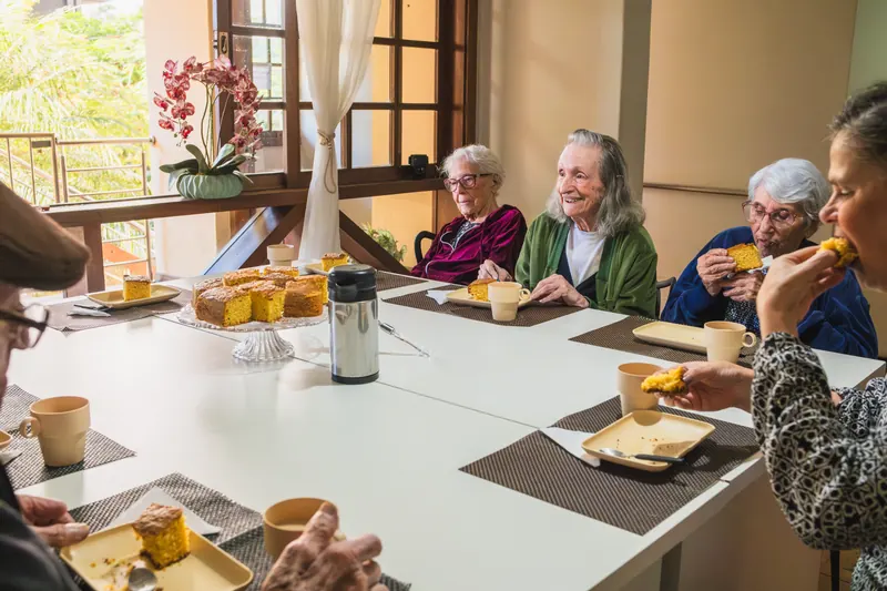 Moradoras no café da tarde, com bolo caseiro, na unidade Gutierrez