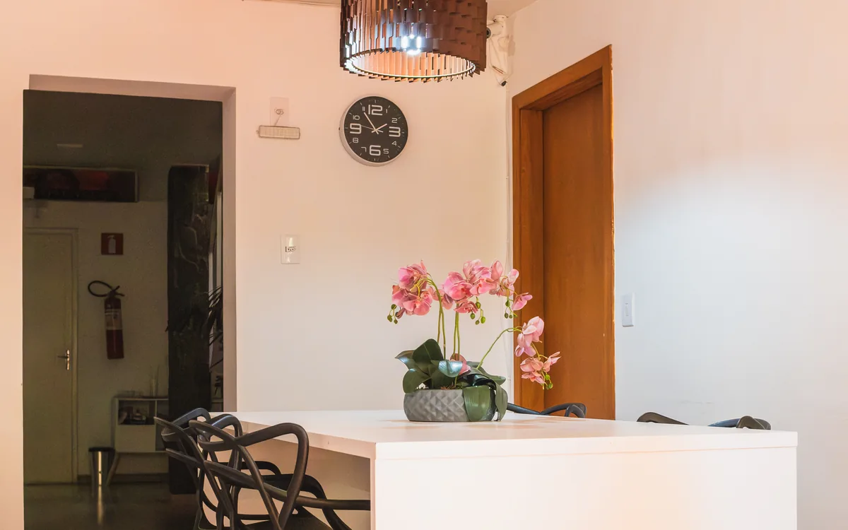 Copa da unidade Gutierrez, com mesa, orquídeas e luminária pendente