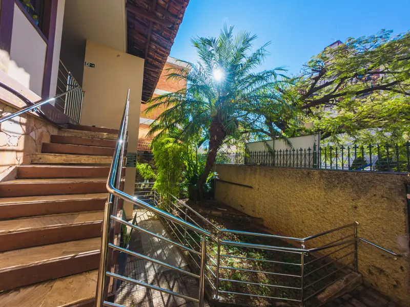 Escada externa com corrimão e jardim na unidade Gutierrez