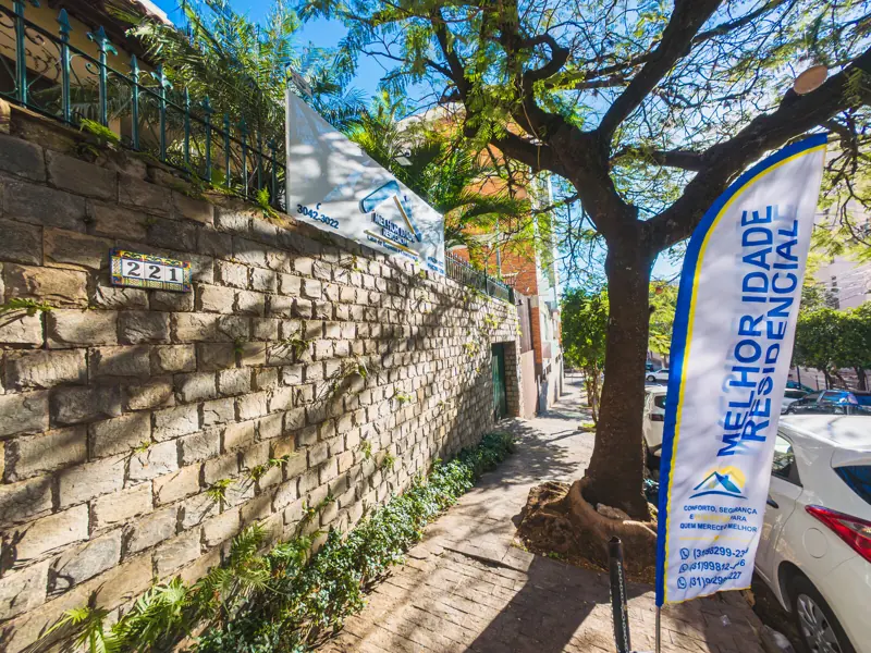 Fachada da unidade Gutierrez, com o número 221 no muro de pedra