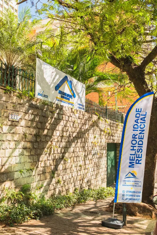 Muro de pedra e jardim na entrada da unidade Gutierrez