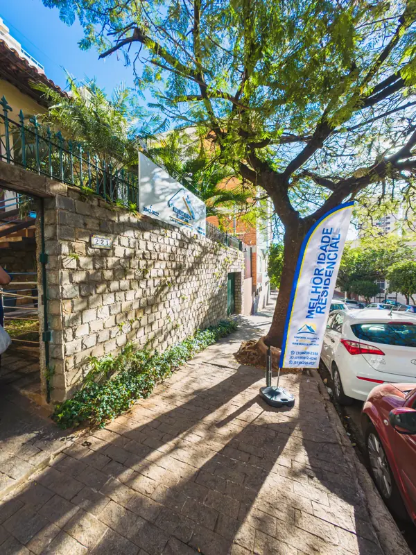 Calçada arborizada em frente à unidade Gutierrez