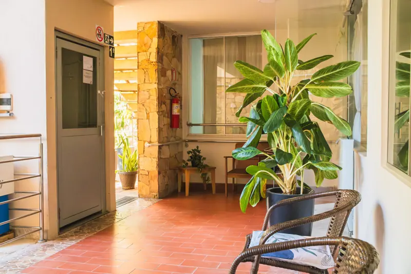 Hall de entrada com plantas na unidade Gutierrez