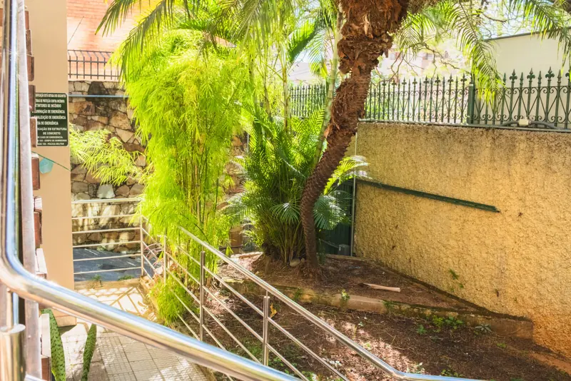 Jardim e rampa com corrimão na unidade Gutierrez