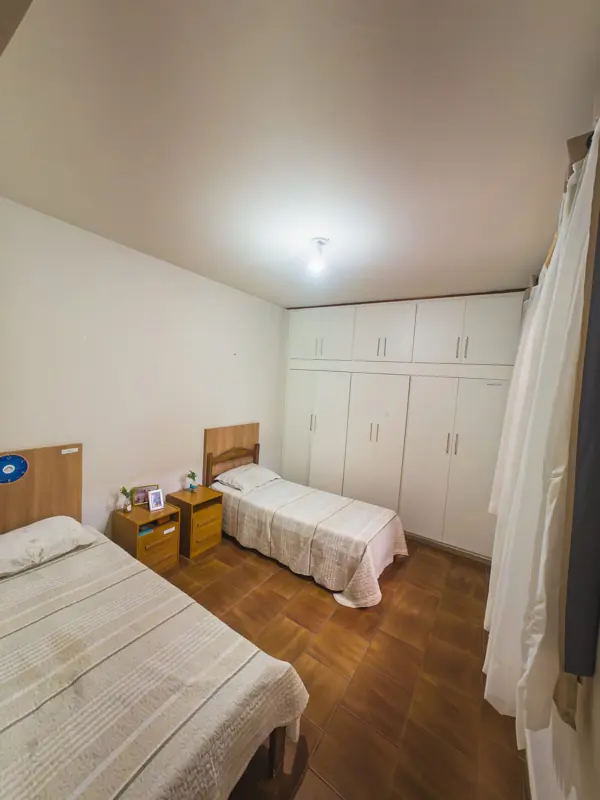 Quarto com duas camas e armário embutido na unidade Gutierrez