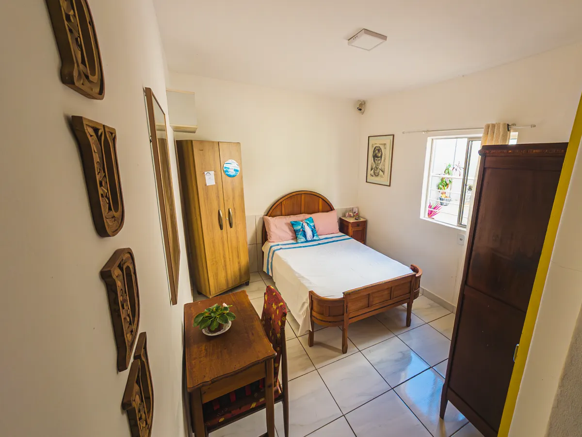 Quarto iluminado da unidade Gutierrez